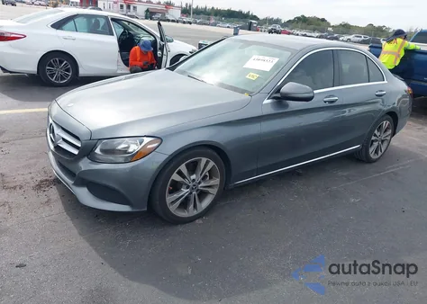 2017 Mercedes-Benz C 300 z USA, uszkodzony, nr VIN 55SWF4JB7HU218321